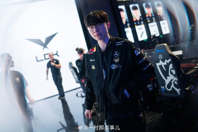 摄影师一村分享返图：Faker胜利后开心的笑了