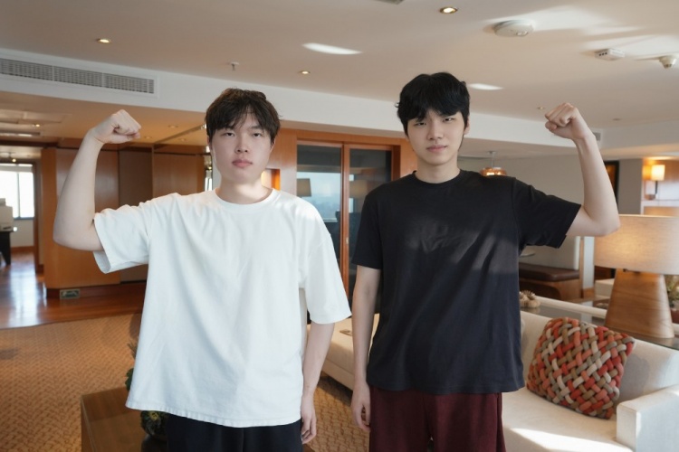 LPL分享动态：Social时间到～Bin与BFX上路选手Clear交换队服